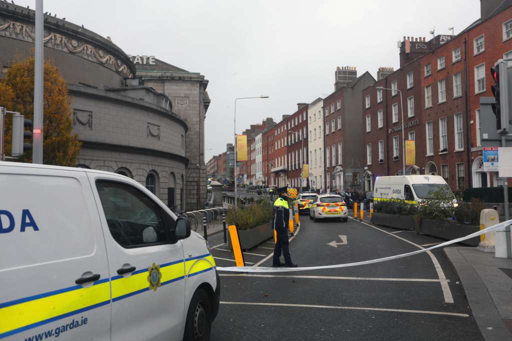 Dublin (Ireland), 23/11/2023.- Police officers stand near the scene following a serious incident near Parnell Street East in Dublin, Ireland, 23 November 2023. A man has been detained after allegedly five people, among them three children, near a school in central Dublin, police said. (Irlanda) EFE/EPA/MOSTAFA DARWISH