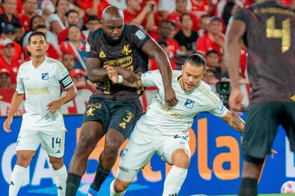 Éder Álvarez Balanta (América) forcejea con Leonardo Castro (Millonarios) durante un encuentro pendiente de la quinta fecha de la Liga BetPlay.