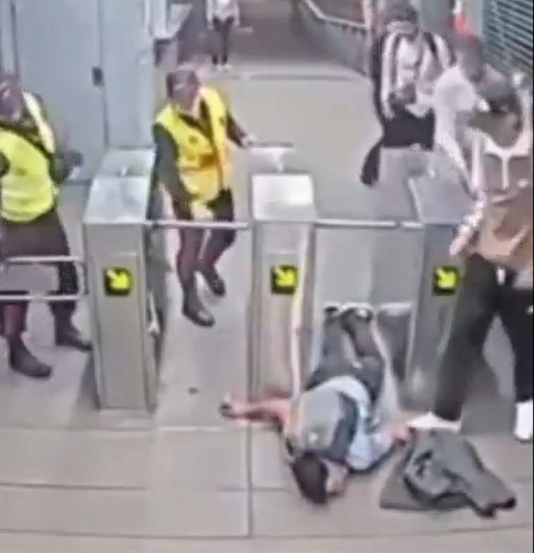 Momento exacto de la caída en los torniquetes de la estación de Transmilenio.