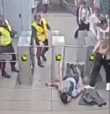 Joven queda inconsciente tras intentar colarse en TransMilenio: quedó grabado