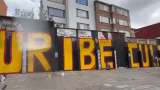 Manifestantes pintaron mural en contra de Uribe, cerca de U. Javeriana