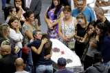 La ciudad brasileña golpeada por tiroteo escolar vela a las víctimas