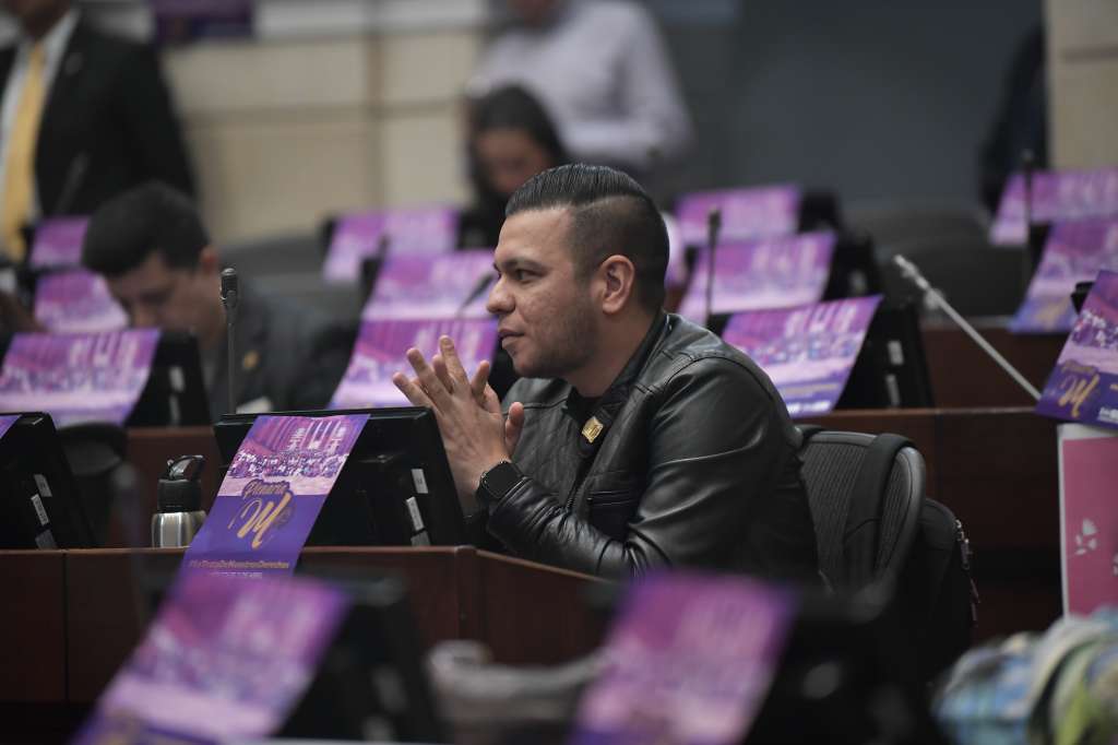 Conocido como Jota Pe Hernández, senador del Partido Verde durante el segundo debate del Proyecto de Ley Anti-Trata No. 061 de 2024 (Plenaria M) Plenaria del 2 de abril de 2025