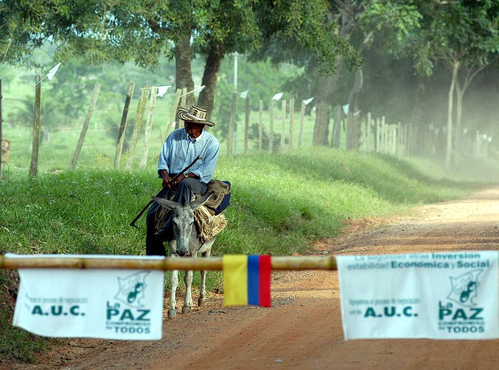 En enero de 2003, el entonces Comisionado de Paz, Luis Carlos Restrepo, llegó a Santafé de Ralito en Tierralta (Córdoba) junto a la Comisión Exploratoria de Paz para reunirse con los jefes paramilitares de las AUC y plantear el sistema de desmovilización de las estructuras armadas.
