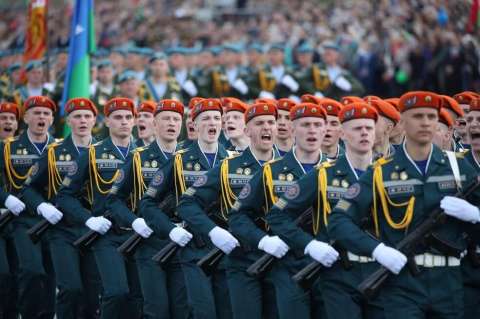 Bielorrusia ignora las precauciones y celebra con desfile militar el Día de la Victoria