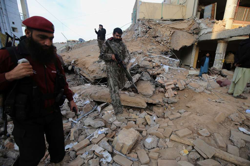 Peshawar (Pakistan), 31/01/2023.- Armed Pakistani security officials inspect the scene a day after a suicide bomb blast at a Mosque in Police Lines, in Peshawar, KPK province, Pakistan, 31 January 2023. The death toll from the suicide bombing has reached 92, police said on 31 January. Most of the deceased in the attack, one of the deadliest ever staged on law enforcement authorities in Pakistan's history, are police and other members of the security forces. (Atentado) EFE/EPA/ARSHAD ARBAB