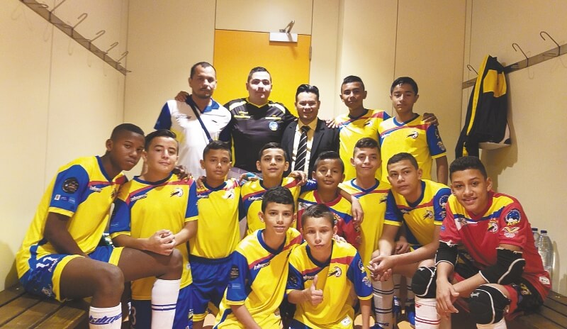 Camilo Pinto (de traje) fue quien dirigió a los niños colombianos que jugaron ante Inglaterra, Paraguay, Suiza, Argentina e Italia. / Cortesía