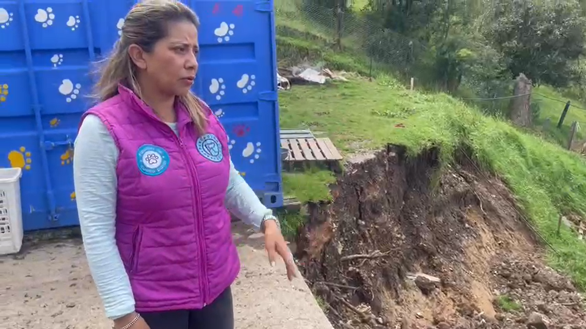 Patricia Lara, directora de la Fundación, pide ayuda para mover los contenedores que se encuentran en riesgo de caer debido al invierno.