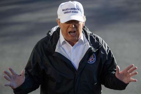 Trump visita la frontera con México para insistir en la "necesidad" de un muro
