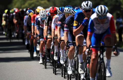 El pelotón del Tour de Francia protestó en la salida de la cuarta etapa