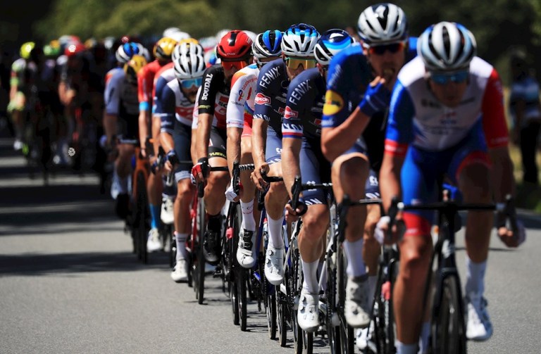 El pelotón del Tour de Francia protestó en la salida de la cuarta etapa