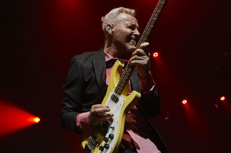El músico argentino Pedro Aznar tiene una relación profunda con el bajo, aunque toca varios instrumentos. / Kike Barona