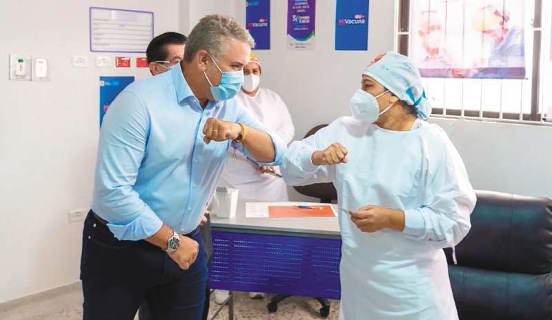Verónica Machado, enfermera jefe en un hospital de Sincelejo, fue la primera persona vacunada en Colombia. / Presidencia