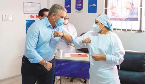 ¿Vacunación masiva con agenda política?