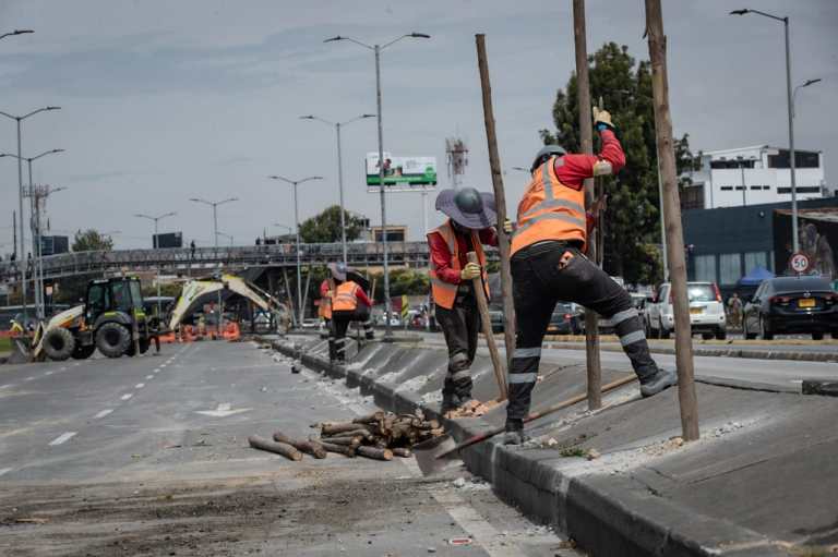 El pasado 11 de abril iniciaron las obras de demolición del puente de Venecia, infraestructura que conecta la autopista Sur con la avenida 68. Debido a su cierre, 52.429 vehículos están siendo
desviados diariamente.