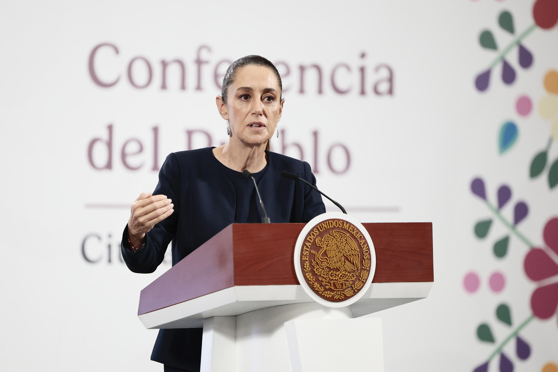 MEX8601. CIUDAD DE MÉXICO (MÉXICO), 25/07/2025.- La presidenta de México, Claudia Sheinbaum, habla en una rueda de prensa este viernes, en el Palacio Nacional de la Ciudad de México (México). Sheinbaum aseguró que va a pacificar Sinaloa, estado del noroeste de México que desde hace un año afronta una escalada de violencia por la pugna interna del Cártel de Sinaloa, tras la detención el año pasado de Ismael 'el Mayo’ Zambada, cofundador de la organización, en Estados Unidos. EFE/José Méndez