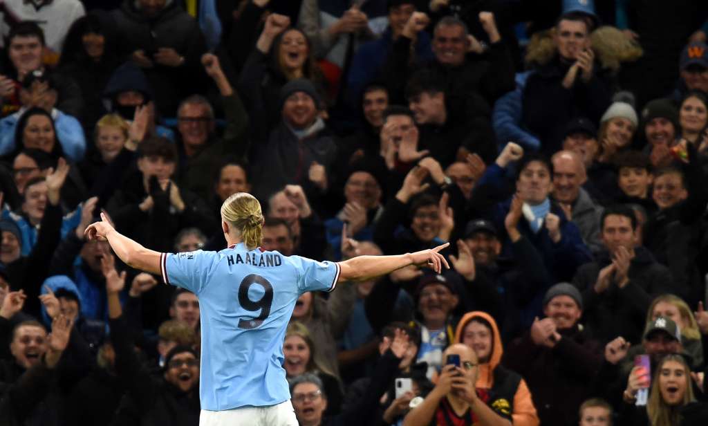 Manchester (United Kingdom), 05/10/2022.- Erling Haaland of Manchester City celebrates towards the fans after scoring the opening goal during the UEFA Champions League group G soccer match between Manchester City and FC Copenhagen in Manchester, Britain, 05 October 2022. (Liga de Campeones, Reino Unido, Copenhague) EFE/EPA/PETER POWELL