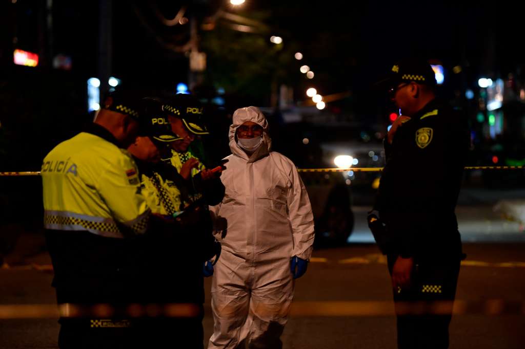 Miembros del CTI de la Fiscalía y la Dijín de la Policía inspeccionan el parque el golfito de Modelia, lugar del atentado perpetrado a Miguel Uribe Turbay.