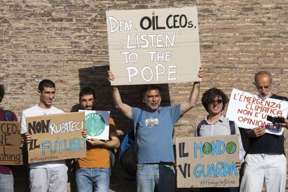 Durante la visita de los presidentes de varias compañías petroleras al Vaticano los habitantes de la ciudad salieron a protestar. / EFE