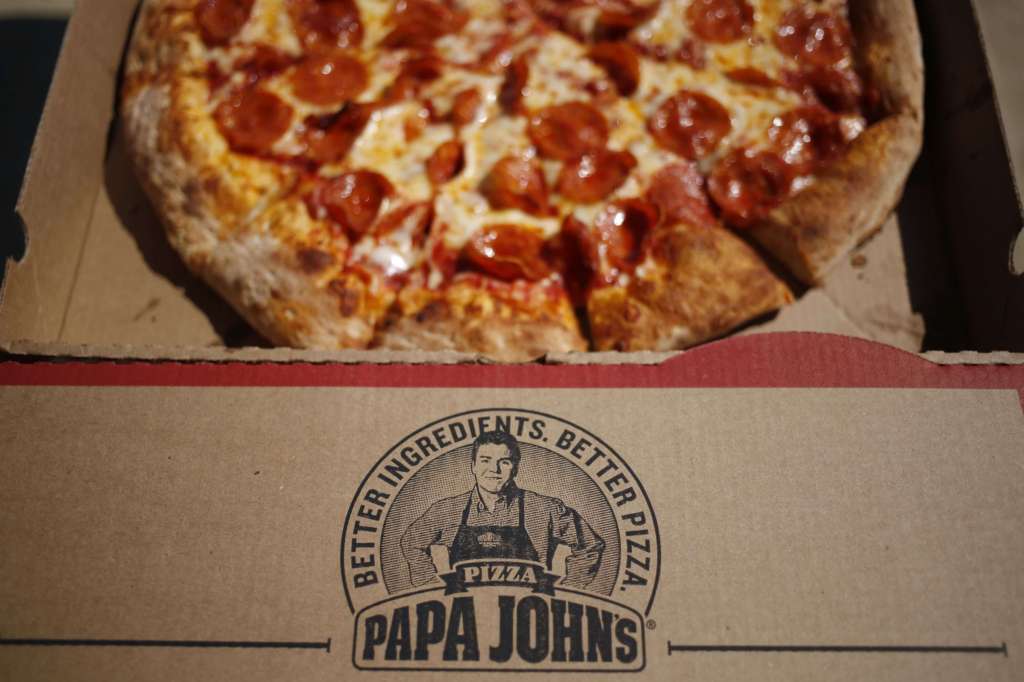 Una imagen de John Schnatter, fundador de Papa John's International Inc., impresa sobre una caja de pizza de la cadena. / Bloomberg