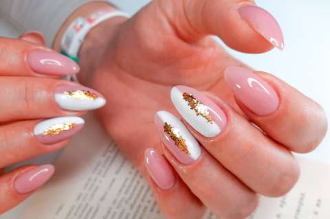 Ideas de uñas para deslumbrar en las novenas navideñas 2024: aún estás a tiempo