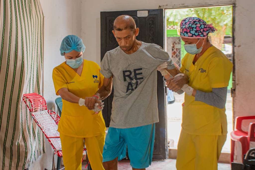 El fortalecimiento de la red de apoyo y seguimiento a la condición del paciente es una de las ventajas de contar con asistencia médica domiciliaria.