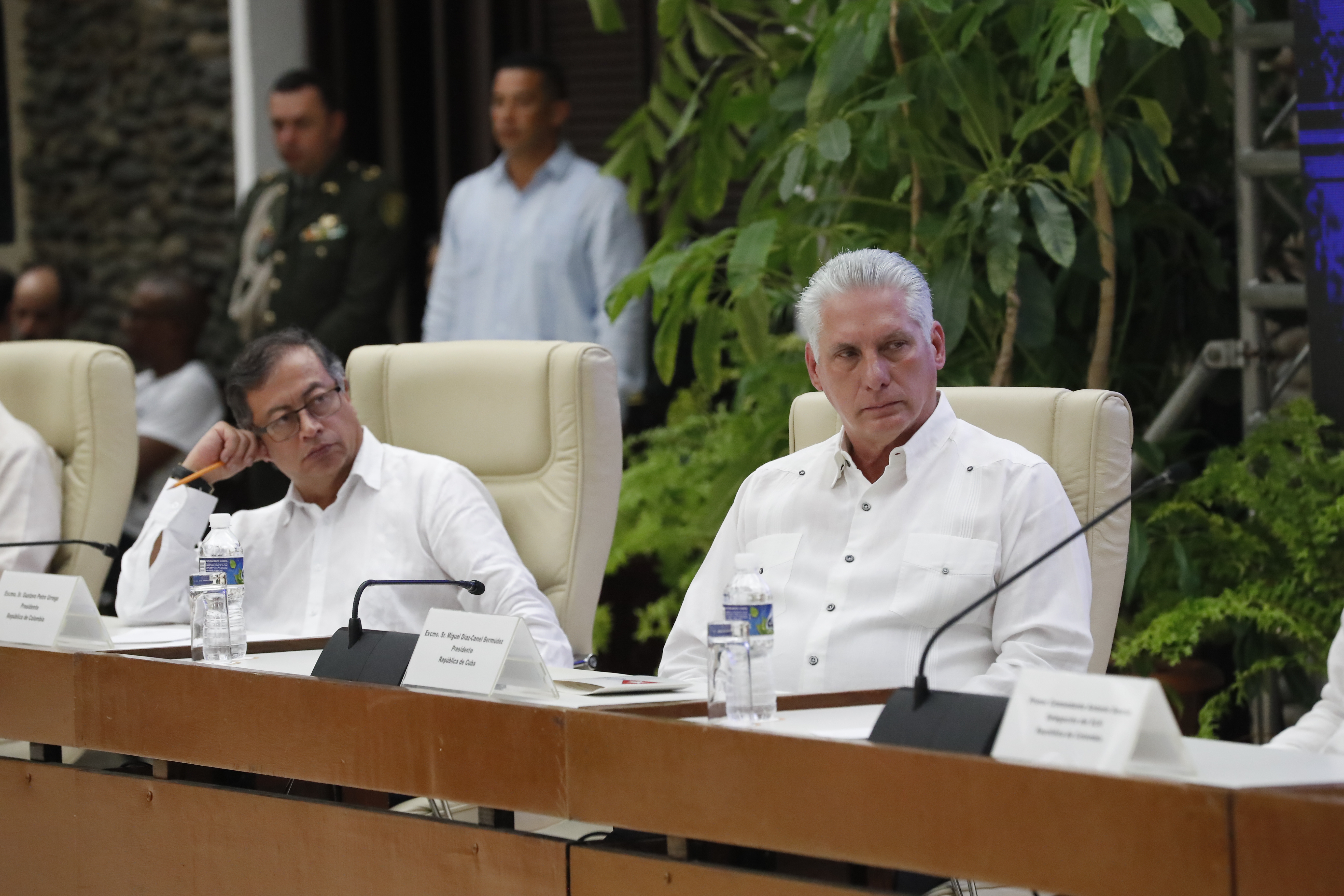 AME5563. LA HABANA (CUBA), 09/06/2023.- El presidente de Colombia Gustavo Petro (i), acompañado del presidente de Cuba Miguel Díaz Canel (c), asisten durante el cierre de la tercera ronda de conversaciones de paz hoy en La Habana (Cuba). El presidente colombiano, Gustavo Petro, aseguró este viernes, durante el cierre de la tercera ronda de conversaciones entre el ELN y el Gobierno, que la paz entre ambas partes se podría lograr en mayo de 2025. EFE/Ernesto Mastrascusa