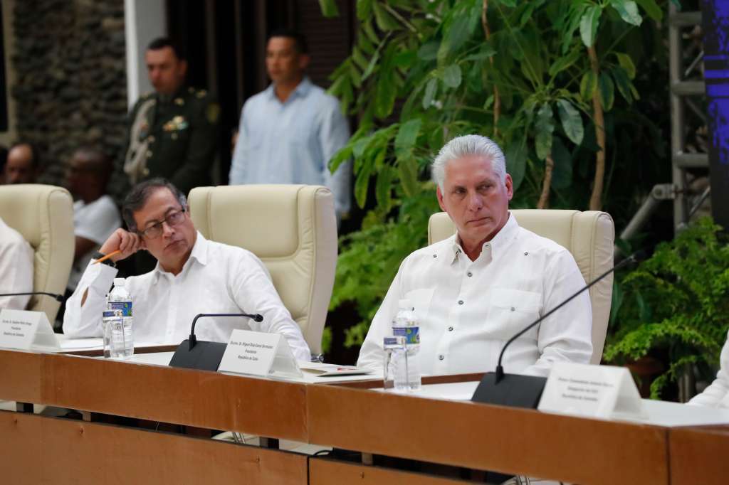 AME5563. LA HABANA (CUBA), 09/06/2023.- El presidente de Colombia Gustavo Petro (i), acompañado del presidente de Cuba Miguel Díaz Canel (c), asisten durante el cierre de la tercera ronda de conversaciones de paz hoy en La Habana (Cuba). El presidente colombiano, Gustavo Petro, aseguró este viernes, durante el cierre de la tercera ronda de conversaciones entre el ELN y el Gobierno, que la paz entre ambas partes se podría lograr en mayo de 2025. EFE/Ernesto Mastrascusa