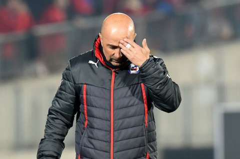 Reordenar la defensa de Chile sin Jara, el reto de Sampaoli