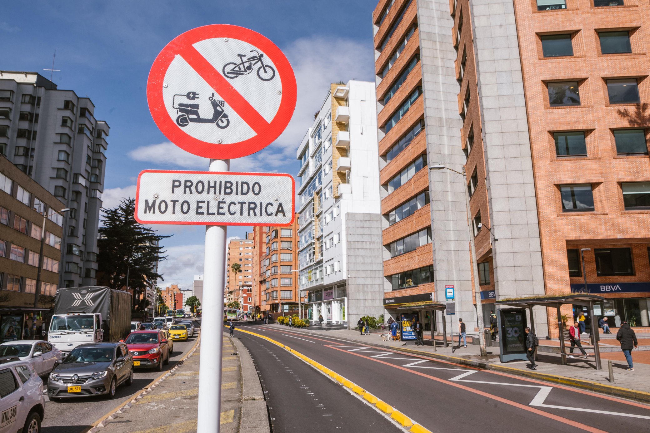 Pese a que el proyecto de ley que permite el tránsito de estos vehículos fue aprobado, y solo falta la sanción presidencial, se instalaron las señales que prohíben su circulación en las ciclorrutas.