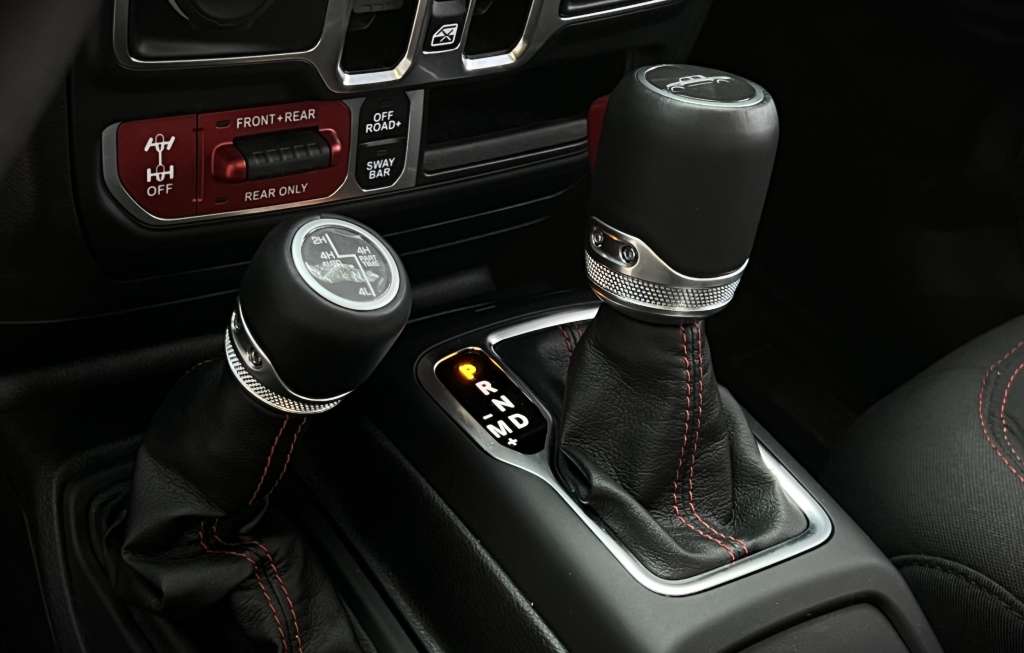Palanca de cambios de un carro automático (a la derecha) junto a una de selector 4x4 (izquierda).