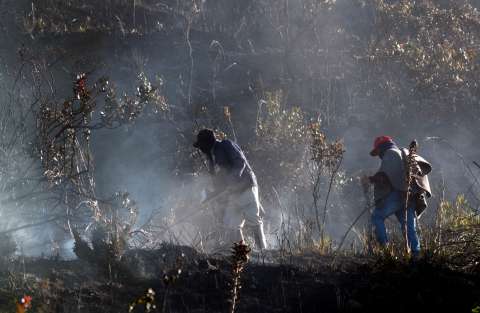 Luego de dos días de emergencia, por fin controlan grave incendio en Santander