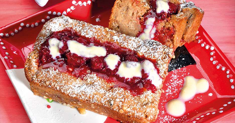 Postre navideño: torta de pan con bocadillo y nueces