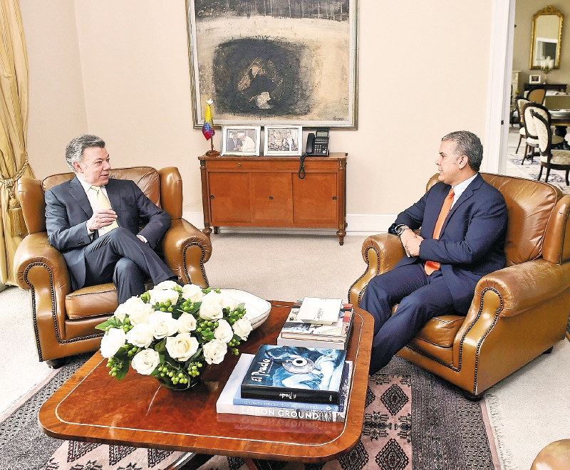 El presidente Juan Manuel Santos y el presidente electo, Iván Duque, en su conversación en la Casa de Nariño. / SIG
