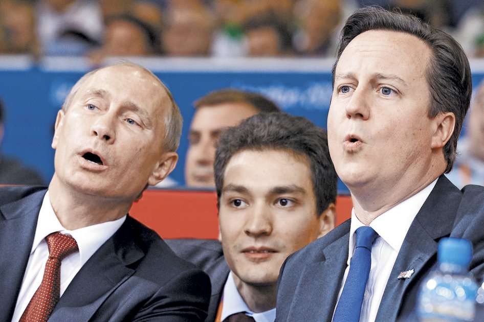 El presidente ruso Vladimir Putin y el primer ministro británico, James Cameron, fueron fotografiados esta semana haciendo fuerza por sus pupilos en una de las competencias de judo de los Juegos Olímpicos de Londres. Putin es experto en ese deporte, dada su formación en la antigua KGB como cinturón negro. Cameron prefiere jugar bádminton en el patio de su casa. / AFP