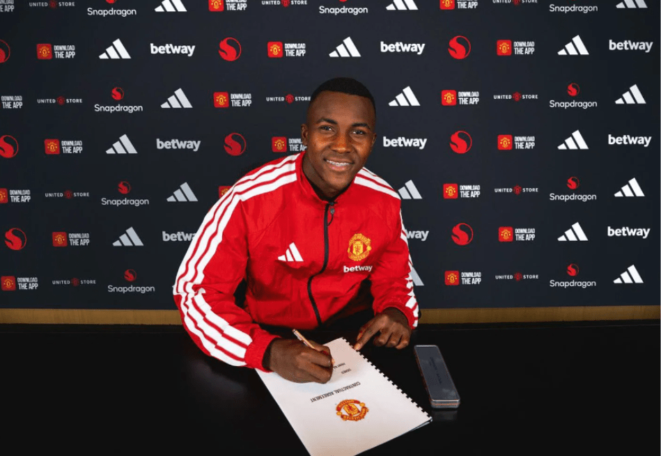 Cristian Orozco firmando su contrato con Manchester United.