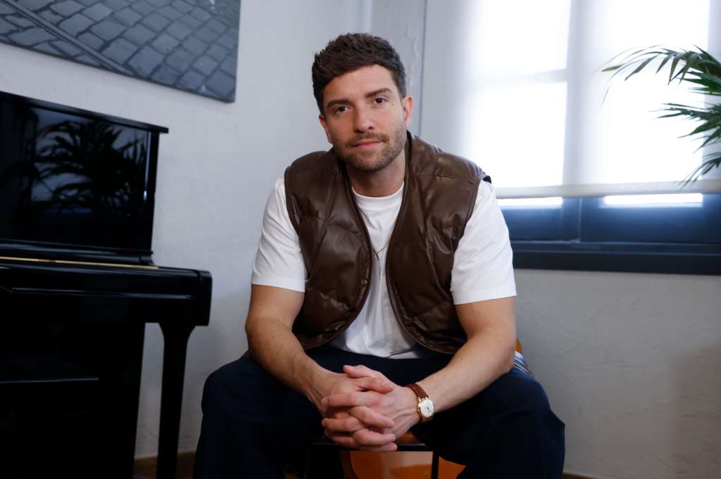 MADRID (ESPAÑA), 27/03/2025.- El músico Pablo Alborán durante una entrevista con la Agencia Efe con motivo de la presentación de su sencillo 'Clickbait', del que será su próximo disco y en el que, además de probar un giro en su estilo musical habitual, condena los vicios del mal periodismo. EFE/ Blanca Millez