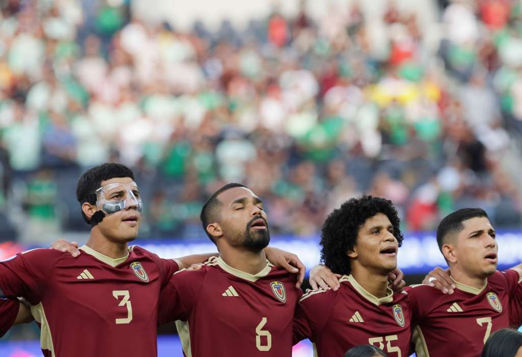 Inglewood (United States), 26/06/2024.- (L-R) Venezuela's Yordan Osorio, Yangel Herrera, Eduardo Bello and Jefferson Savarino sing their country'Äôs national anthem before the start of the CONMEBOL Copa America 2024 group B soccer match between Venezuela and Mexico at SoFi Stadium in Inglewood, California, USA, 26 June 2024. EFE/EPA/ALLISON DINNER