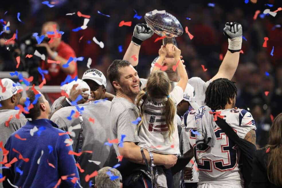 Tom Brady, mariscal de los Patriotas de Nueva Inglaterra, celebra con su hija la victoria en el Super Bowl 53. / AFP