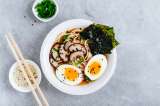 Prepara ramen en casa fácil con esta receta