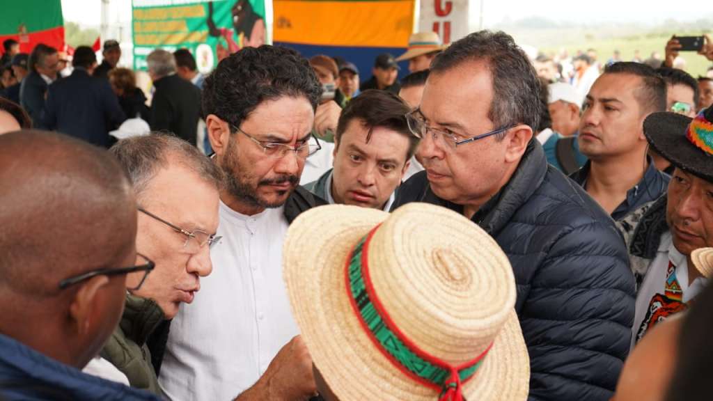 Iván Cepeda, presidente de la Comisión de Paz del Senado, Roy Barreras, como presidente del Congreso, y el mininterior Alfonso Prada, se reúnen con la comunidad de Monterilla, en Caldono, Cauca.
