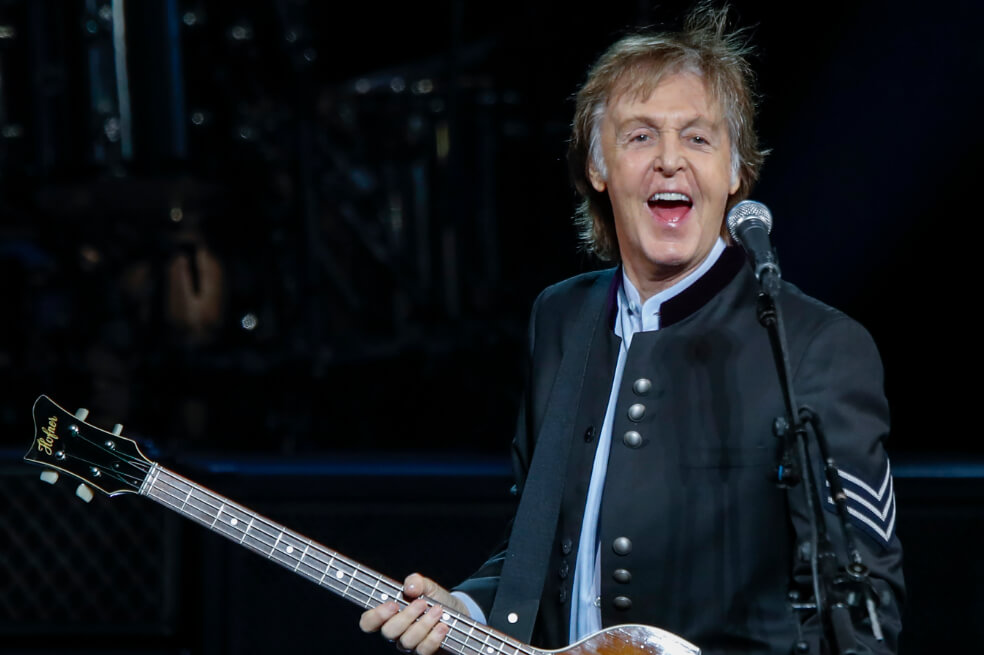 El documento, escrito por Paul McCartney, fue utilizado durante la grabación del clásico "Hey Jude" en 1968 en los estudios Trident de Londres. / AFP