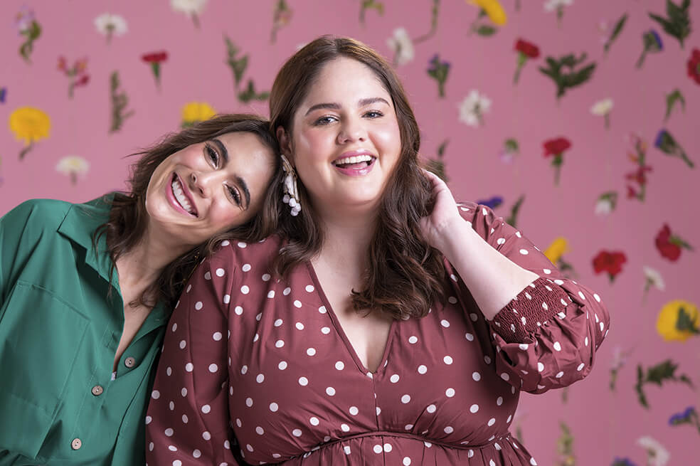 Nos dividen entre princesas de Disney y supercampeones, y ese es un camino fijado que se nos mete en el ADN y es muy difícil de deconstruir. (Izq-Der: Carolina Ramírez y Adriana Convers) / Fotos: David Schwarz.
