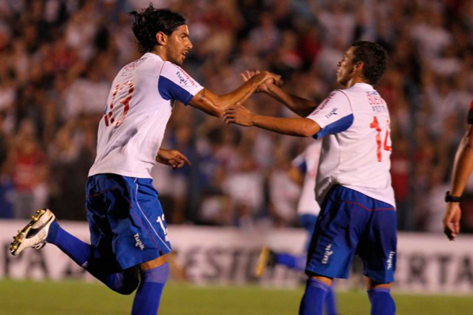Sebastián 'Loco' Abreu celebra el gol que le marcó a Barcelona de Ecuador.