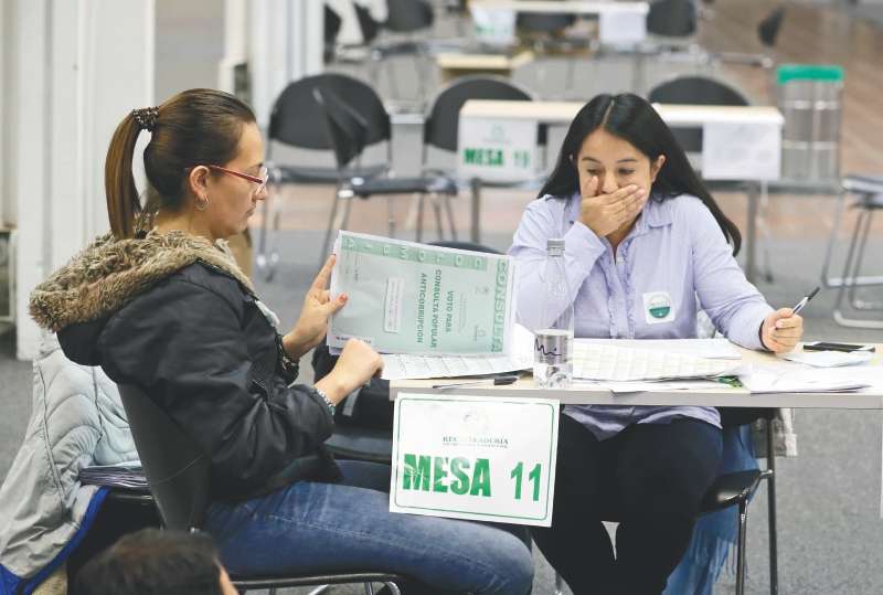 Dificultades en la recepción de correos habrían hecho que el CNE prolongue el plazo para que partidos y movimientos anuncien su intención de ir a una consulta en marzo.