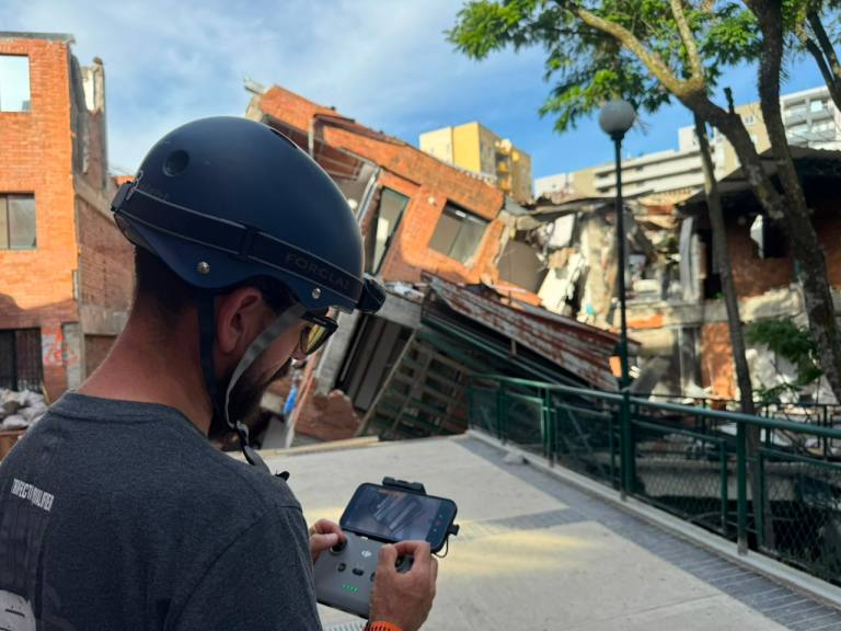 El hombre que usa drones para buscar gatos y perros atrapados tras el terremoto en Cali