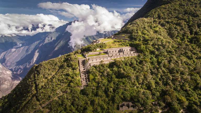 Choquequirao, Perú
Situadas en lo alto de los Andes peruanos, las ruinas incas de Choquequirao sólo son accesibles a pie, al menos por ahora. Debido a su acceso limitado, el lugar sigue estando fuera del radar más turístico de Perú, pero merece la pena el viaje.