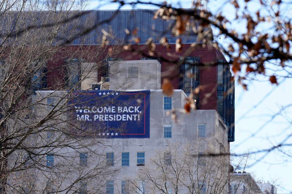 Washington (Usa), 17/01/2025.- A banner to greet President-elect Donald Trump as US President Joe Biden departs the St. John's Church in Washington before attending the Conference of Mayors in Washington, DC, USA, 17 January 2025. EFE/EPA/YURI GRIPAS / POOL