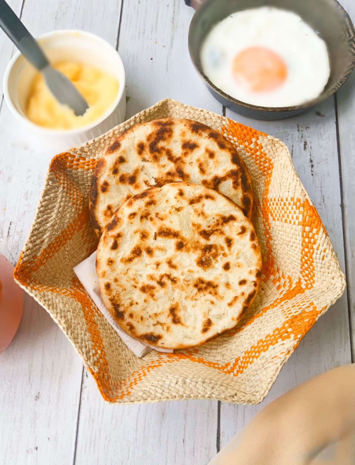 Tan solo se necesitan 300 gramos de yuca sin cáscara (cocinada por al menos una hora), tres cucharaditas de sal (o al gusto) y mantequilla clarificada.
