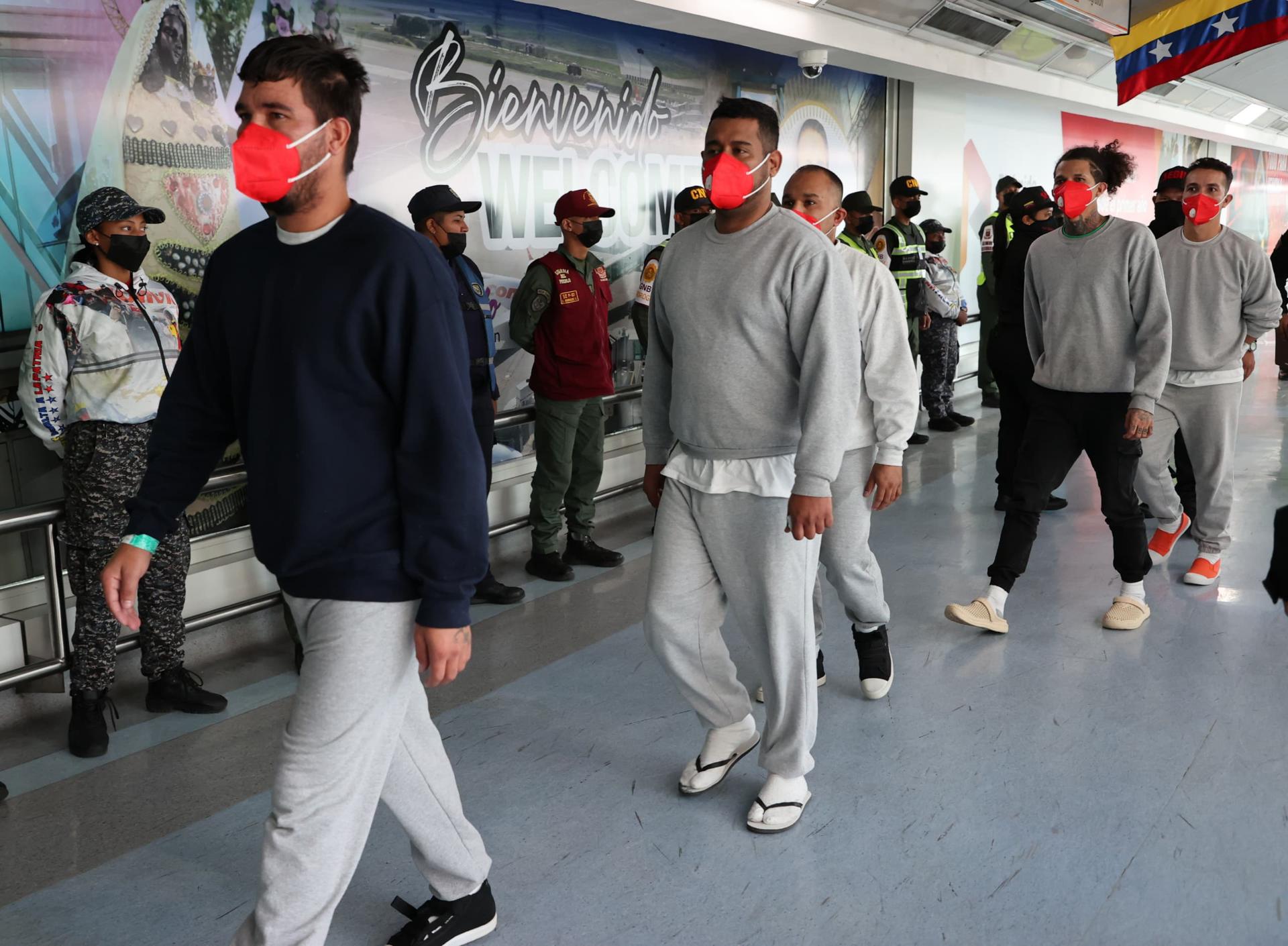 AME3243. LA GUAIRA (VENEZUELA), 04/06/2025.- Fotografía cedida por Prensa del Ministerio de Interior, Justicia y Paz, donde se observa a migrantes venezolanos en el Aeropuerto Internacional Simón Bolívar, en La Guaira (Venezuela). Un total de 150 migrantes venezolanos provenientes de Honduras retornaron este miércoles a su país en un vuelo de la estatal Conviasa, informó el Ministerio de Interior y Justicia, que no precisó si se trata de connacionales deportados de Estados Unidos. EFE/ Ministerio de Interior Justicia y Paz /SOLO USO EDITORIAL NO VENTAS /SOLO DISPONIBLE PARA ILUSTRAR LA NOTICIA QUE ACOMPAÑA (CRÉDITO OBLIGATORIO)